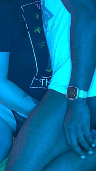 Angel Beads aur jigga Johnson blakaklait ke niche chudaee kar rahi hain