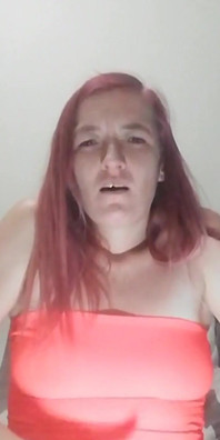 Une amie nymphomane se doigte et tente de se fister tard dans la nuit