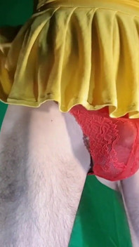 Calcinha vermelha lacy sob saia amarela