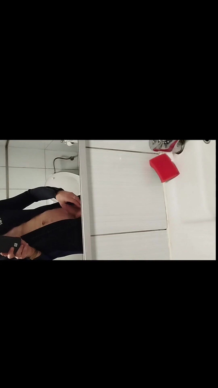 kickerscooter: ロッカールームでオナニーをしているところを捕らえられた