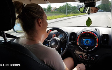 RalphXXXpl: Ateşli aldatan evli kadın bir yabancıyı alıp sokakta arabada sakso çekiyor