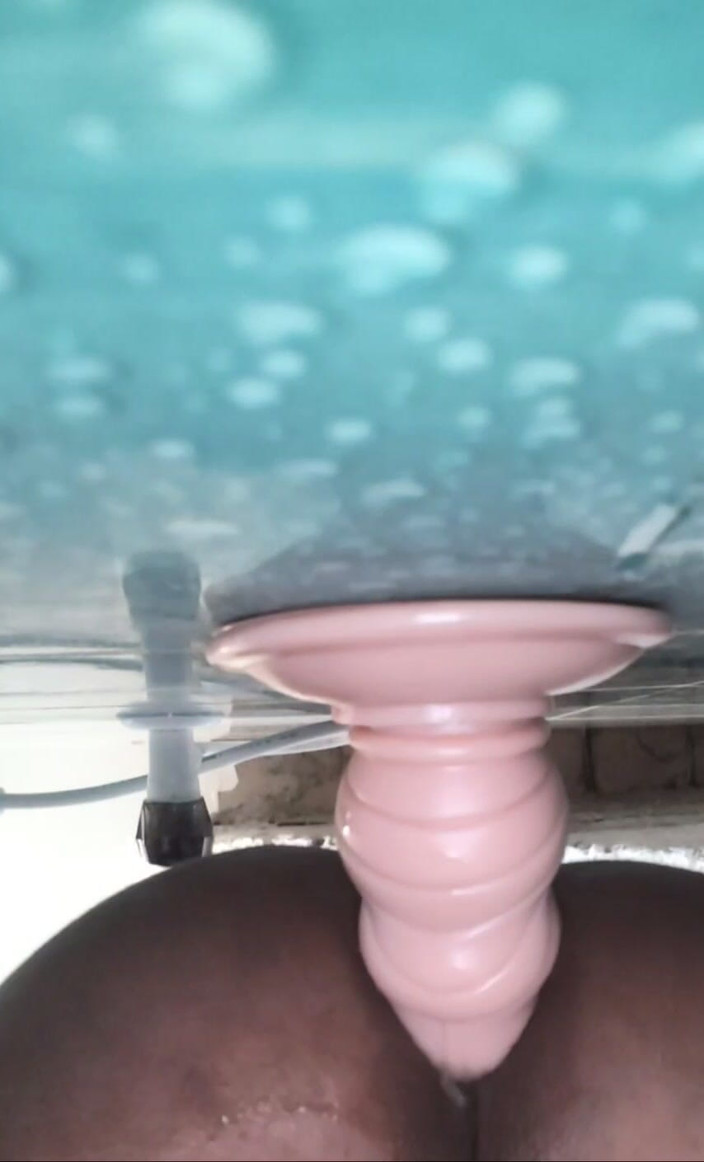 King6: Aku lagi asik ngentot pantatku pakai dildo ukuran 2 cm