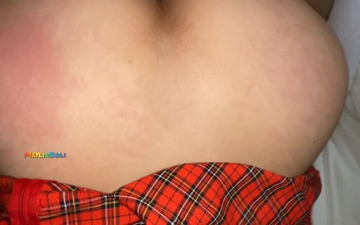 MeylinBoli: Universitária com sua saia vermelha cortada gritando com prazer enquanto...