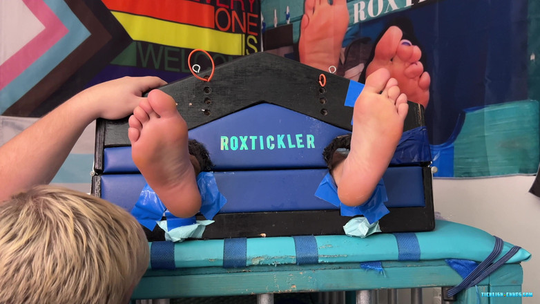 Ticklish Chubs: Trans gıdıklama hayranı Evan'ı ziyaret ediyor