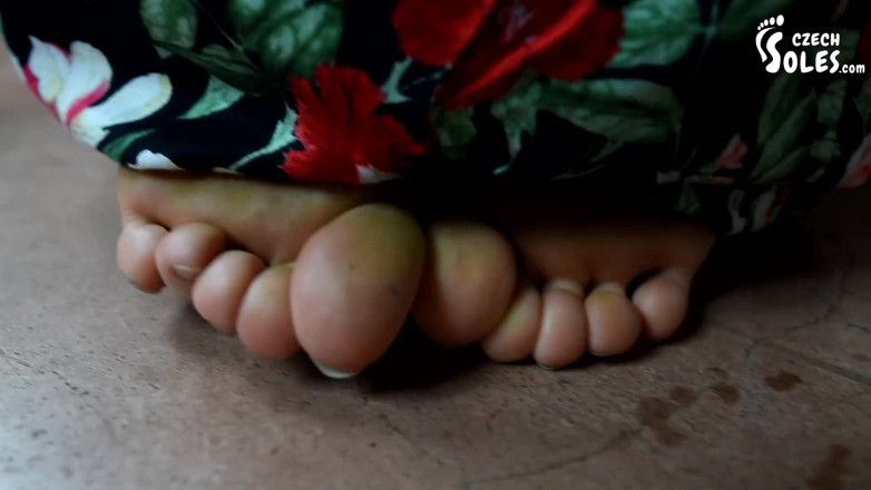 Czech Soles - foot fetish content: Seus pés sexy cansados - adoração