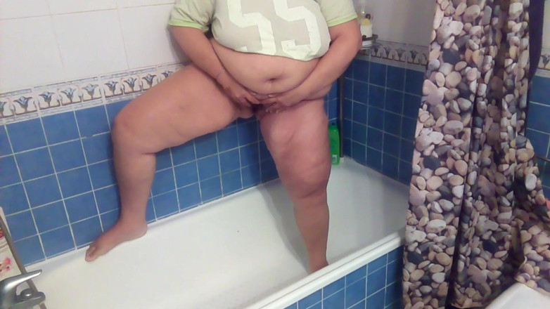 Sex hub couple: Jen is peeing into the bathtub standing up