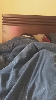 아침 섹스 : 거대한 딜도로 그녀의 쪼이는 보지를 따먹고 보지에 파열