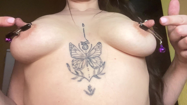 Kristi Ren: クリスティ・レンはフロッガーで自分を鞭打ち、伸びをして大きな乳首にクランプを当める