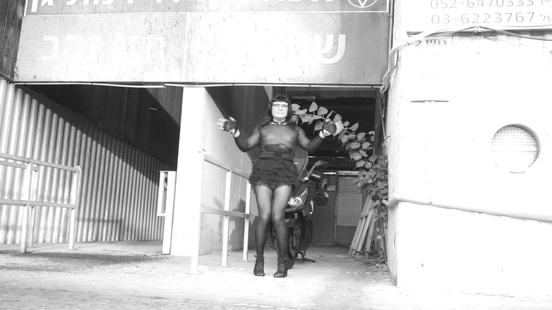 Voyager: En collants transparents et robe transparente, elle pose pour vous.