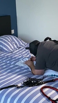 French Pegging - BTS - Một người đăng ký đến để bị sỉ nhục và đụ bằng dây đeo sâu