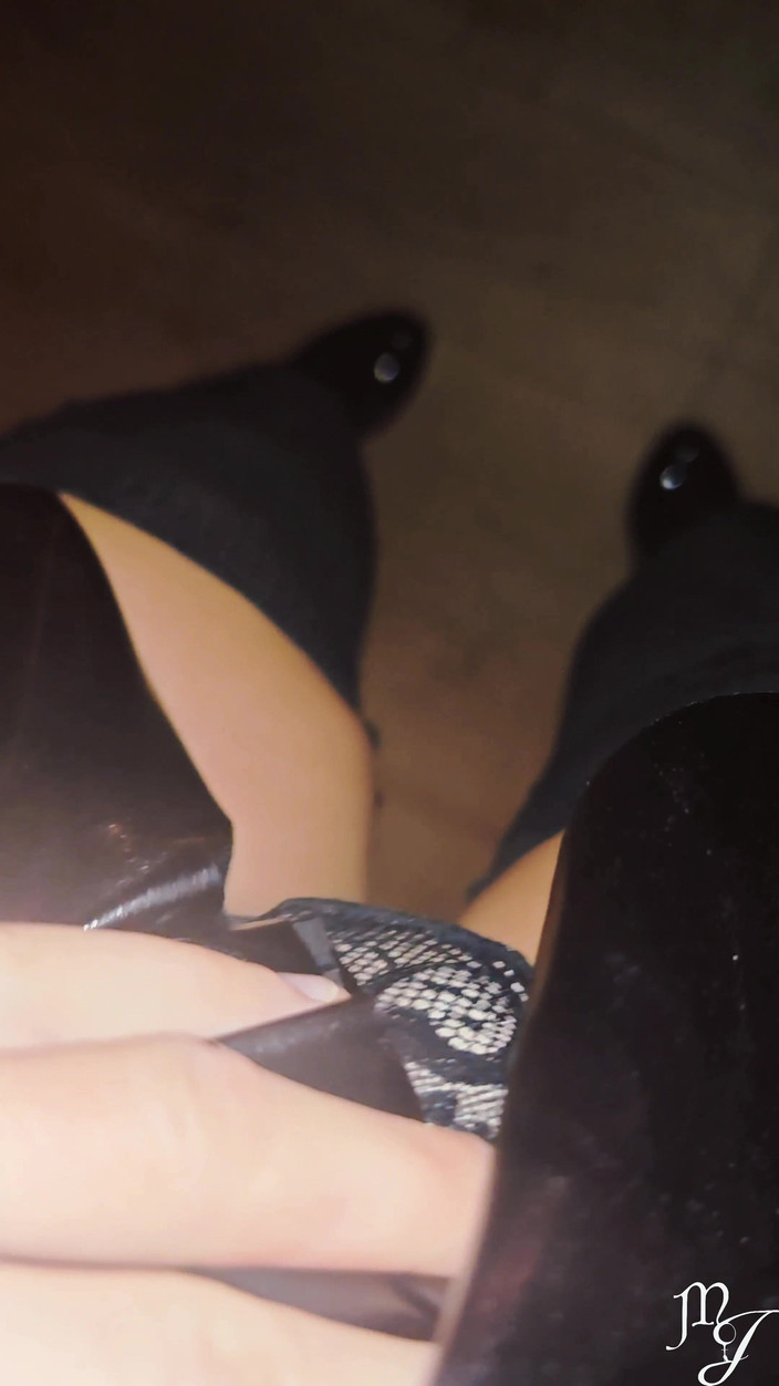 DeesseJulia: 羞辱：为你服务的阴户娃娃，我的阴户现在仍然无法进入 - maitresse Julia