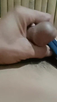 Ragazzo giovane si masturba