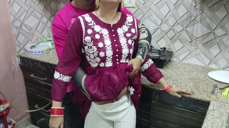 Hornycouple149: Indyjski Desi Bhabhi fucked ciężko przez jej Devar w Kuchni...