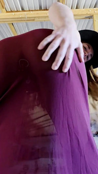 Si rambut merah memakai sheer dress