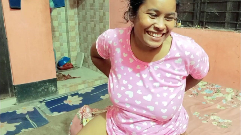 Riyamoni: Zadek přítelkyně je velmi tlustý, takže je velmi dobré dělat...