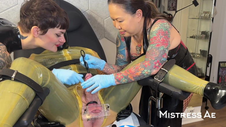 MistressAe: Écrasement de couilles cbt et double sondage au silicone avec...