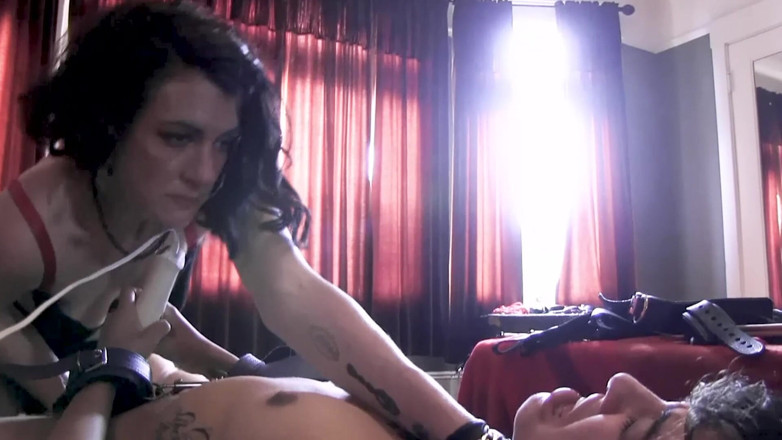 Lesbian Love Movies: Hårig tatuerad brud BDSM lesbisk dominans fyra toppflickor