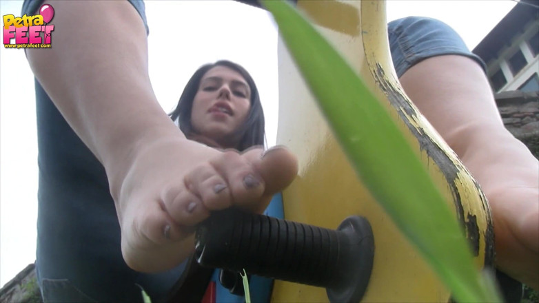 Foot Fetish HD: Petra spielt in einem park
