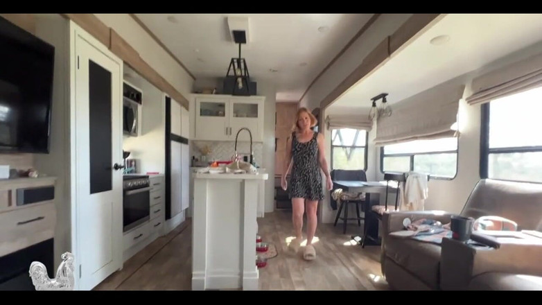 Jane Cane: 『彼女の継母が誘惑する』のこの足のシーンをお楽しみください