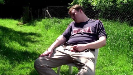 DEUTSCHLAN PORNO XXX: Brunetka se nechá hýčkat dvěma muži. Úžasná venkovní trojka!