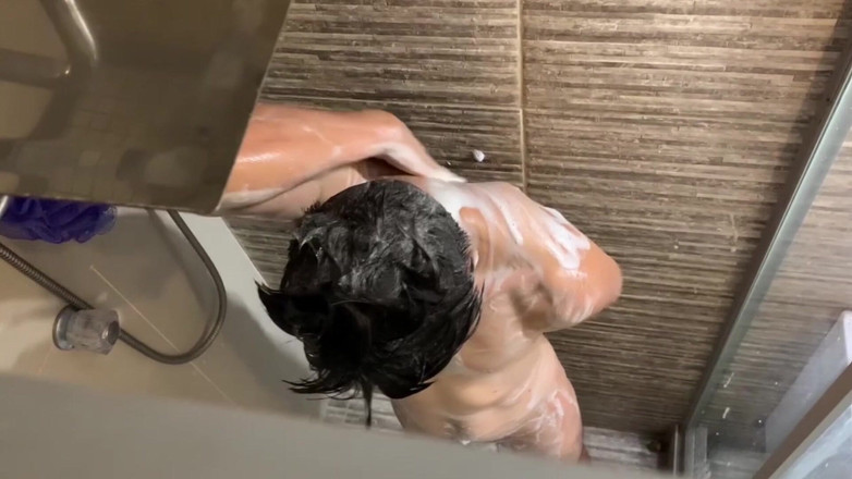 The Substance: Tetanggaku lagi mandi enak di rumahku