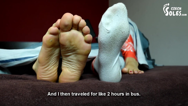 Czech Soles - foot fetish content: Les pieds du matin de deux filles dans le lit