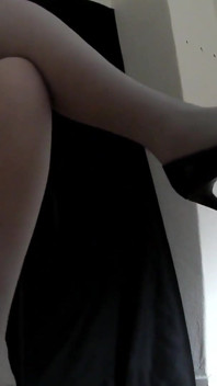 Mein sec klopft auf sexy schwarze absätze in strumpfhosen 1
