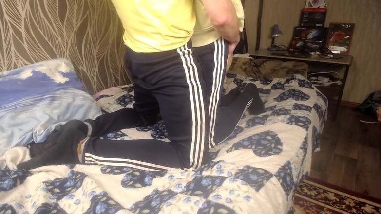 Artem Suchkov: Spor giyimli iki adam sarılıyor