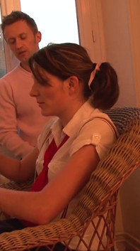 Üniversite üniformalı ve kırmızı topuklu seksi küçük memeli genç kız edepsiz göt sikişi