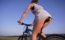 Teasecombo 4K: Ciclismo al aire libre y culo intermitente en minifalda