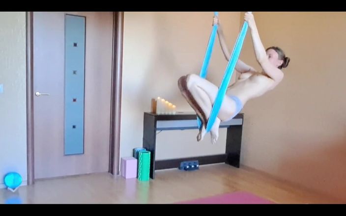 Grustina nectaria [deactivated]: Yoga în pielea goală