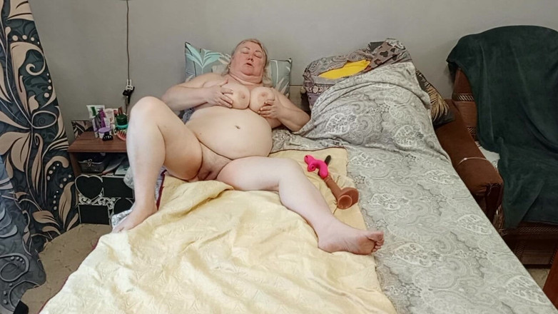 Zona901: 邻居用成人玩具干她巨大的阴户直到高潮