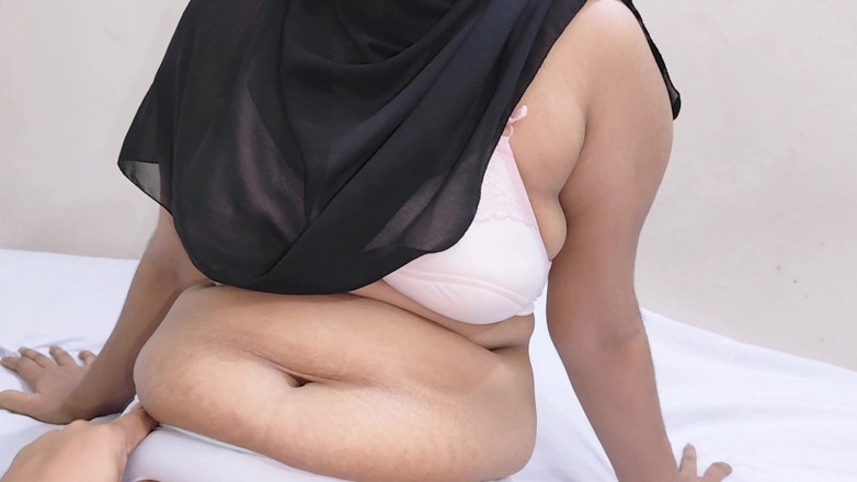 Angel Surovi Lata: Teman wanita cantik berhijab berkongkek menikmati video masa.