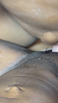 Je baise ma demi-sœur avec un gode ceinture et la fais squirter