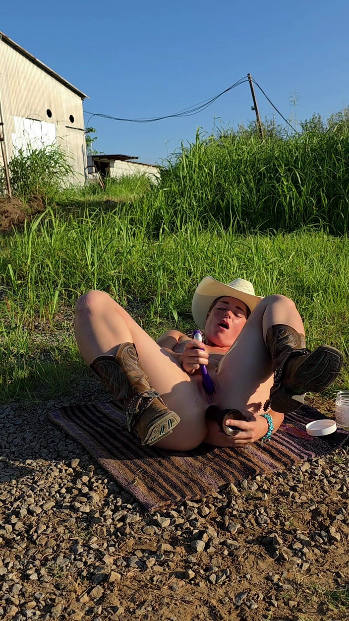 NaughtyRedFarmgirl: 大屁股红发女郎干大黑屌假阳具的菊花和阴户激烈潮吹