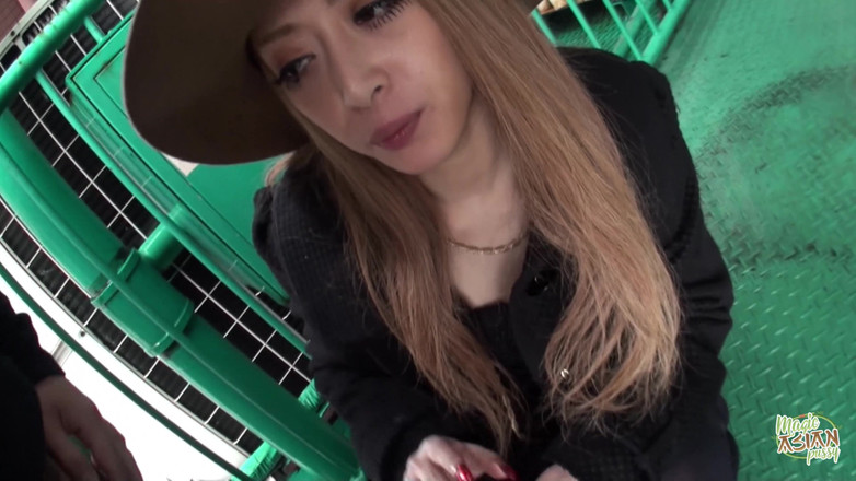 Magic Asian Pussy: Вона смоктала цього чувака на задньому сидінні, і коли вони знову прибули туди
