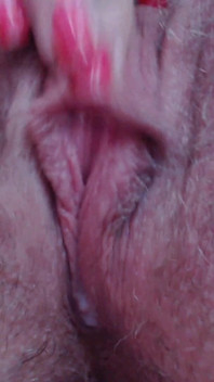 Stříkání chlupaté kundičky velkého klitorisu