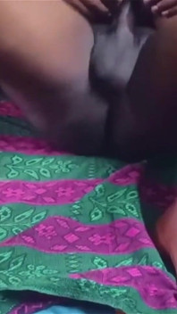 Ammu monta al novio encima de él