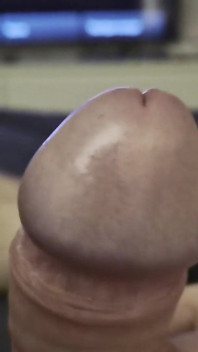 Mon ami se couche sur le lit et joue avec sa grosse bite en attendant mon trou mouillé