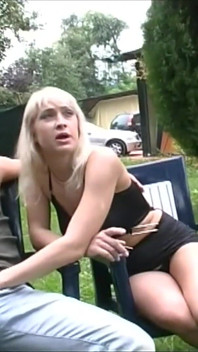 Sexo grupal al aire libre con zorras esclavas chupando pollas grandes y lamiendo coños calientes