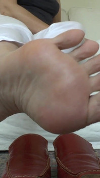 Te lo desideri ogni giorno: annusando i miei piedi e sborrando nei tuoi pantaloni!