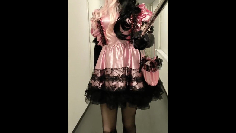 gtwien: Travestit efeminat plimbându-se pe tocuri înalte și intermitent