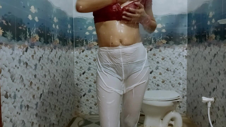 Ankurpriya000: Індійська мачуха купається у відкритому білому законі, змушує мене почуватися краще