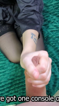 Przyłapałem macochę mojego przyjaciela na szarpaniu się, a ona zgodziła się wziąć moje dziewictwo - Russian Talk Porno