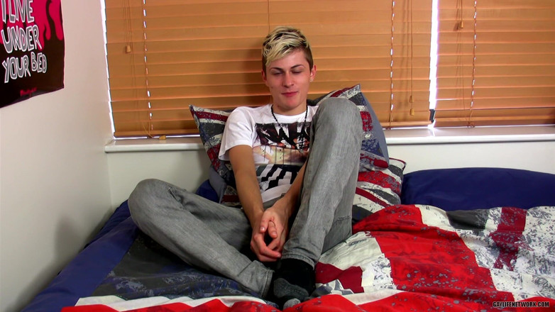 Lollipop Twinks: Wanking with Smooth Skylar