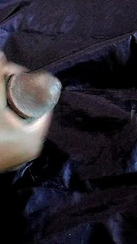 Masturbándose en la mesa de la oficina esperma mojado
