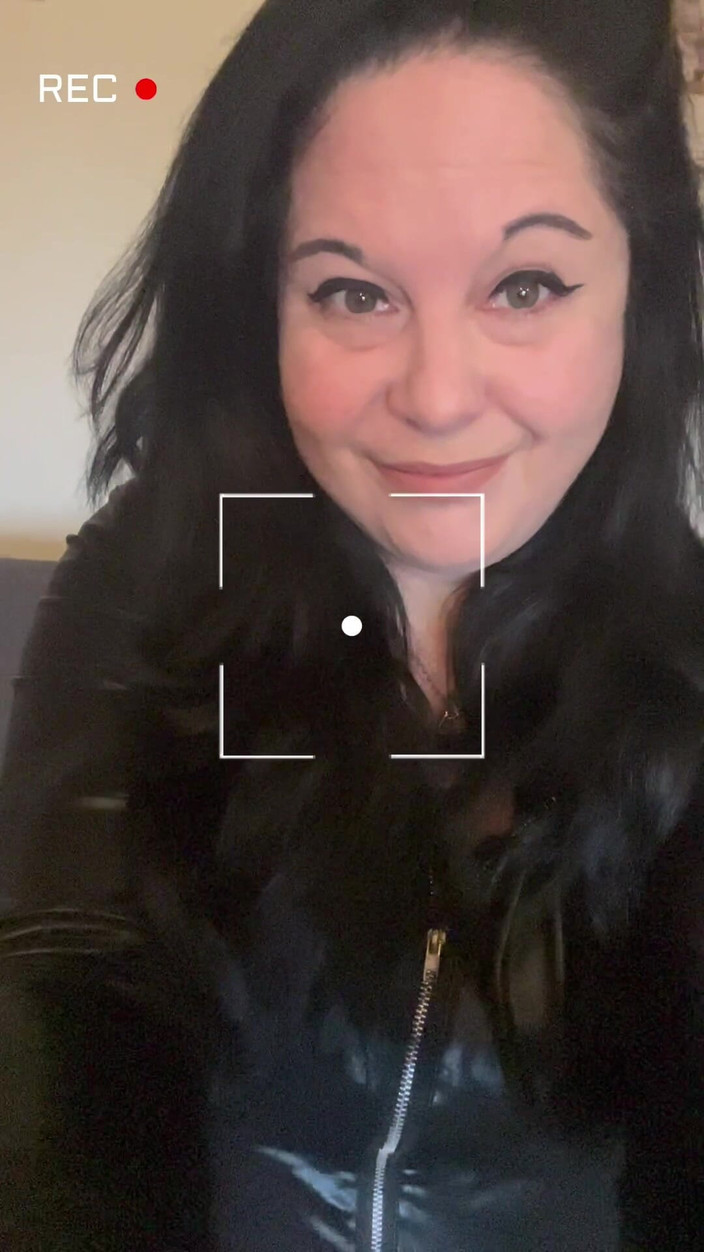 Maitresse Clara: 睾丸摧残，他应得的。