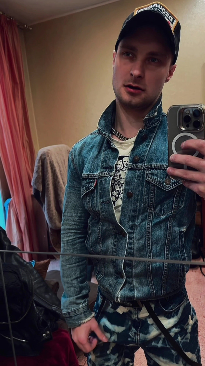 KinkySirius: Гей Скинхэд Kinkysirius Принимает Золотой Дождь В Общественном Туалете