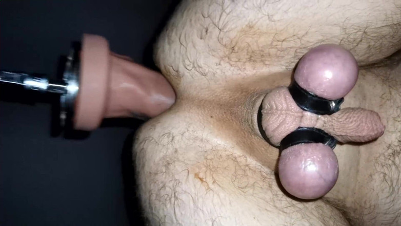 Fuck machine massaker: Une machine à baiser m’encule profondément avec un énorme gode