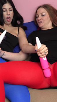 Anna chia sẻ một trục cứng với Ally Lust